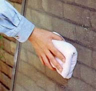 ●乾いた雑巾で汚れをふき取る