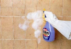 ●レンジまわり用洗剤を吹きかける