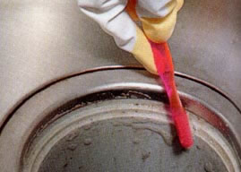 細かい部分は歯ブラシで磨く