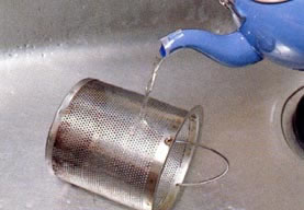 細かい部分は歯ブラシで磨く