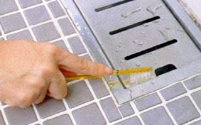 排水口の汚れを落とす