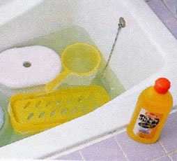 いすや洗面器、お風呂のふたなど、お風呂場の小物のヌルヌルは、石けんかすや水垢。つけおきで汚れを浮かすのがベストです。