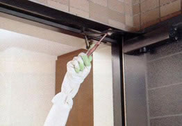 玄関のドア止めは歯ブラシで