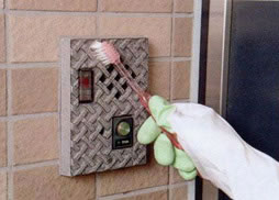 ドアホンも歯ブラシが役に立つ