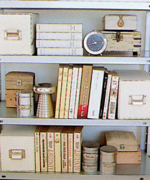 飾り棚や本棚などの全面ラインをそろえる