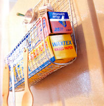 台所アイテムをつるすと掃除も楽に