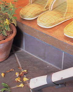 掃除機で玄関を掃除