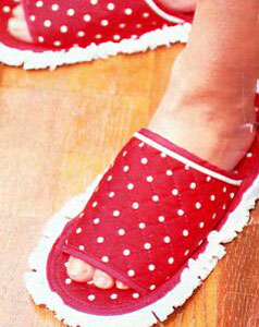 モップつきスリッパで床掃除