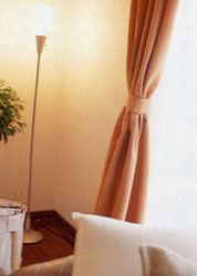 カーテンはまとめておく