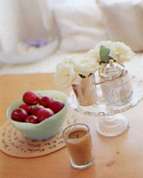 机や棚の上に花や飾り物を置いておく