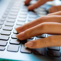 「オンライン授業！ 大学での取り組みは？」記事サムネイル