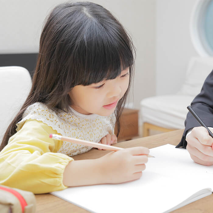 「小学校受験をするなら知っておきたい！公立・国立・私立小学校の違いとは？」記事サムネイル