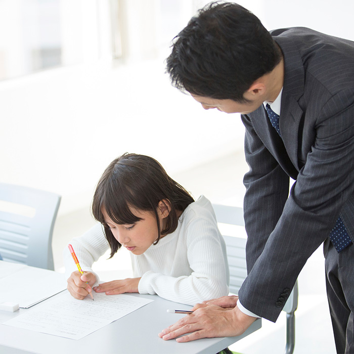 「習い事をぎりぎりまで。やきもきしながら一歩引いて見守ったフルタイムママの中学受験」記事サムネイル