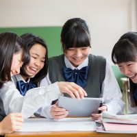 「私立と公立の決定的な違い!?　教科書で比べてみた！」記事サムネイル