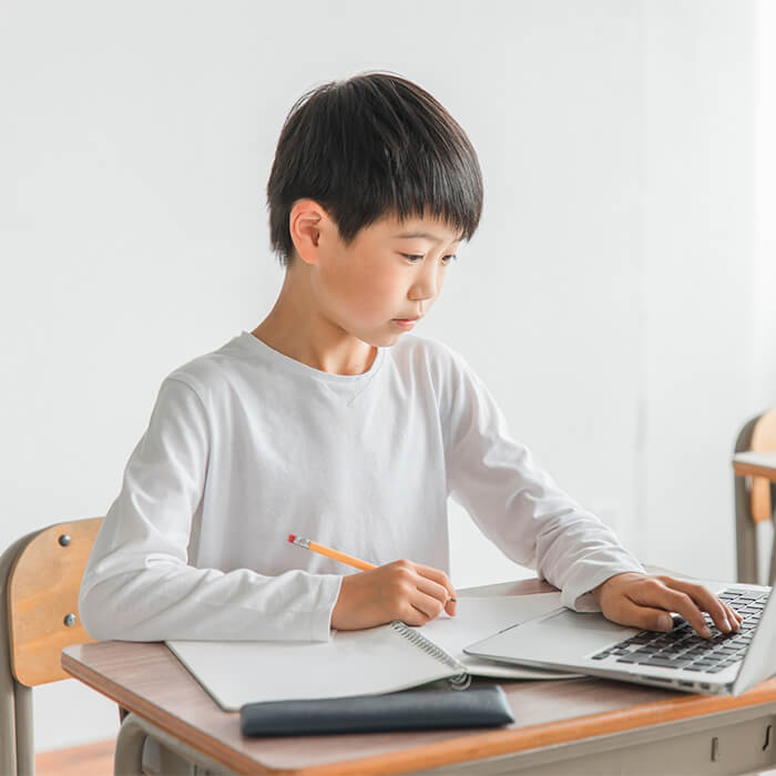 「【中学受験】照れ？反抗期？褒めると反発する子どもを伸ばす親のかかわり方とは」記事サムネイル