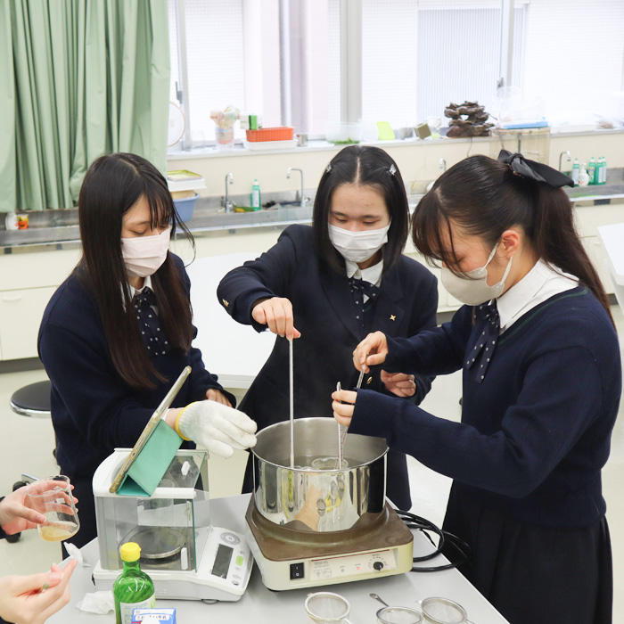 「乳製品からプラスチックを作る！日大櫻丘のサイエンスリテラシー【エデュスタッフ訪問記】」記事サムネイル