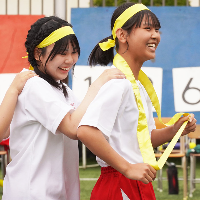 「広いグラウンドに全員集合！日大明誠の体育祭【エデュスタッフ訪問記】」記事サムネイル