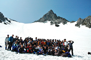 高等科生徒集合　槍ヶ岳山頂直下にて