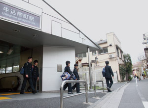 都営大江戸線「牛込柳町」駅西口から徒歩1分