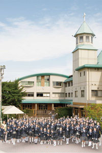玉川聖学院中等部・高等部　校舎前新入生集合
