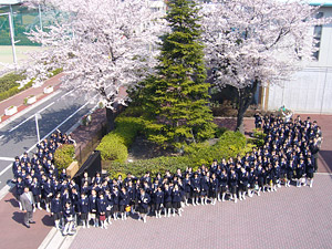 玉川聖学院中等部・高等部　桜と2年生