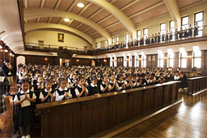 全校児童のお祈りで１週間が始まります。