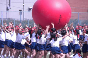 運動会のクライマックスは、全校児童による大玉おくりです。