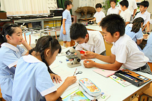 東星学園小学校生徒たち