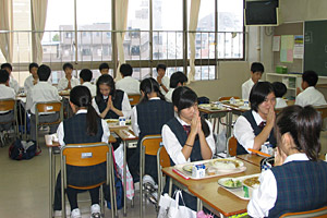 駒込中学・高等学校 温かい給食は笑顔の素