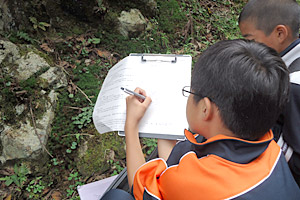 京都学園中学校 フィールドワーク2.枕状溶岩 京都芹生