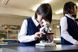 育英西中学高等学校 理系教育に力を入れます