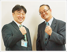 インタビューに答える先生