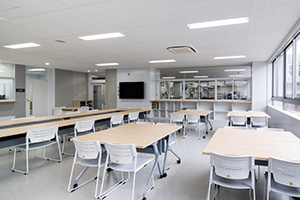 教員室と交流ラウンジ