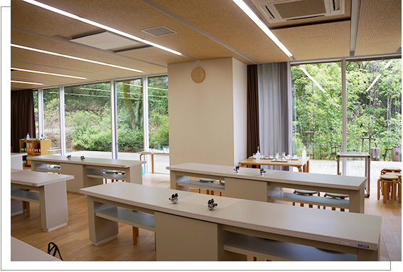設備が充実！ 開放的な理科室