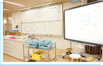 設備が充実！ 開放的な理科室