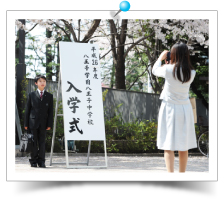 学校の門の前で記念撮影