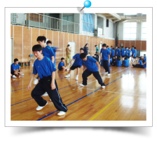 記録更新を目指して全学年が奮闘する「スポーツテスト」