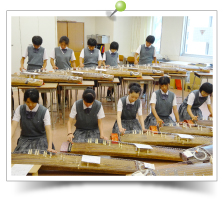 一生懸命お琴を練習中