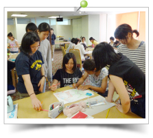 グループに分かれてポスター作り