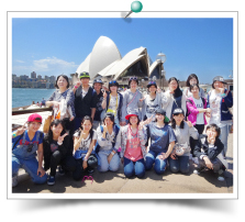 シドニーのオペラハウス前で