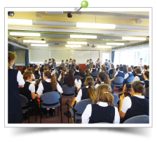 学校訪問では、オーストラリア人生徒の前でダンスを披露