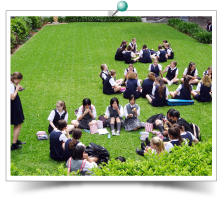 ペアの生徒と芝生でスナックタイム