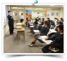 見学後の会社説明・質疑応答でメモを取る生徒達