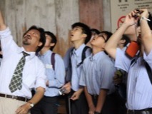 ガイドさんの話に聞き入ります