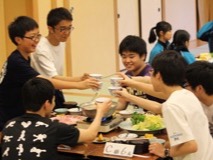 美味しいご飯に思わず笑みがこぼれます