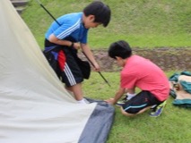 各班でテントをたてます