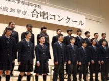 クラスで心を1つにして歌います