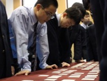 真剣に札を見つめます