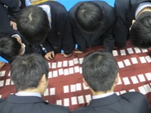 頭を突き合わせて札を探します