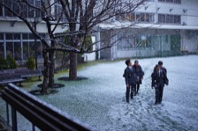 雪を見上げる生徒